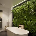 Apporter une touche de verdure dans la salle de bain avec un mur végétal.