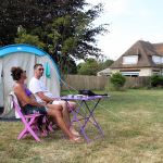 Kelly et Thibault campent dans un jardin en Basse-Normandie.