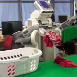Le robot PR2 trie, lave et plie votre linge.