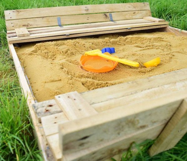 DIY : fabriquez un bac à sable en palette pour vos enfants