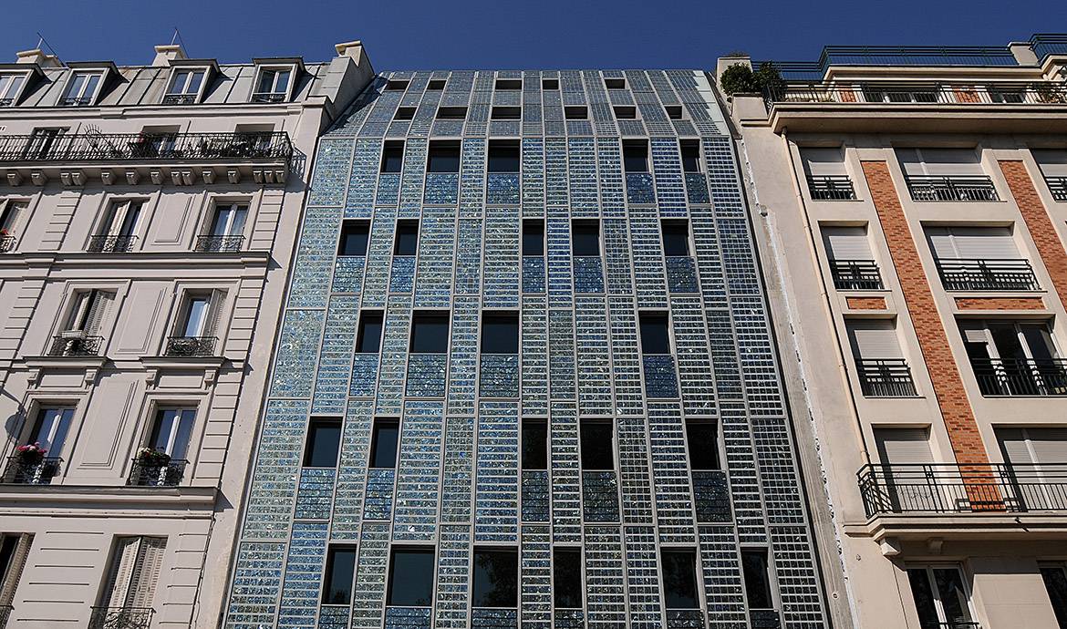 La première façade entièrement recouverte de panneaux solaires