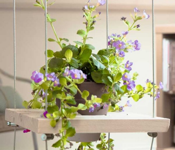 DIY : Fabriquer des étagères fleuries en suspension