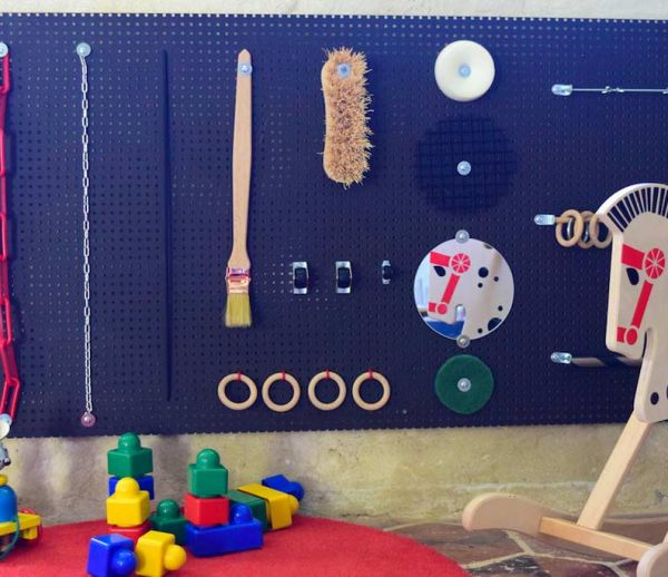 DIY : fabriquez un panneau d'éveil sensoriel pour votre enfant