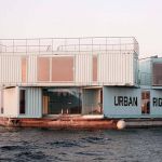 Au Danemark, une résidence étudiante construite en conteneurs flotte sur la mer.