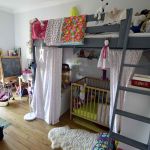 Les deux enfants, 7 et 10 mois, partagent pour le moment la même chambre.