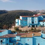Un village espagnol repeint intégralement en bleu s'est proclamé village des Schtroumpfs.