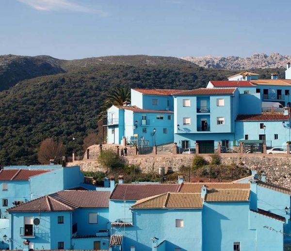 Un village espagnol voit la vie en bleu