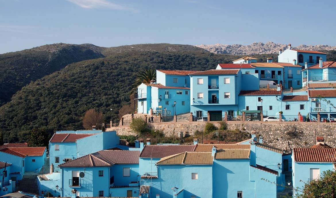 Un village espagnol voit la vie en bleu