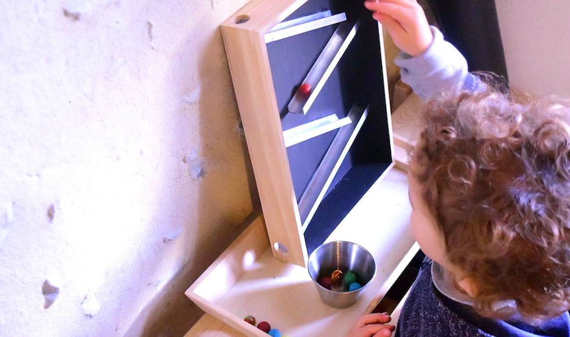 DIY : Fabriquez un circuit de billes en bois inspiré par Montessori pour une poignée d'euros