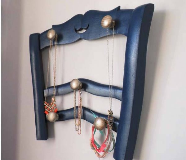 DIY : Fabriquez un porte-bijoux original avec un dossier de chaise