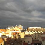 Une lumière d'orage dans le centre-ville de Valence, dans la Drôme.