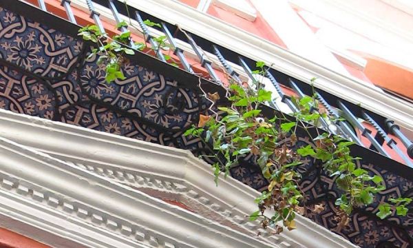À Séville, les dessous des balcons carrelés pour le plus grand plaisir des passants