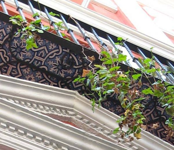À Séville, les dessous des balcons carrelés pour le plus grand plaisir des passants