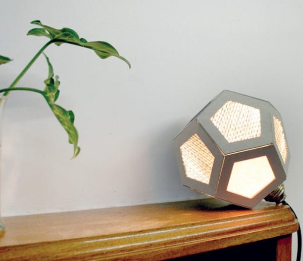 Tuto : Fabriquer une lampe étonnante en carton pour moins de 15 euros