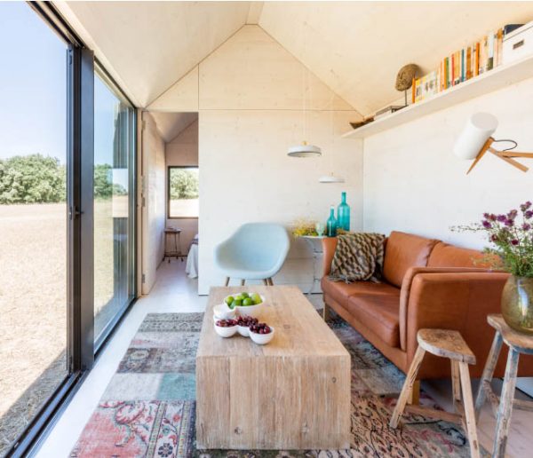 Découvrez le style minimaliste et chaleureux de cette mini-maison