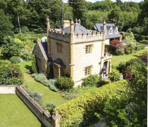 Un adorable mini-château, niché dans la campagne anglaise