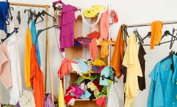 10 astuces pour ranger ses vêtements du jour et les empêcher de traîner partout