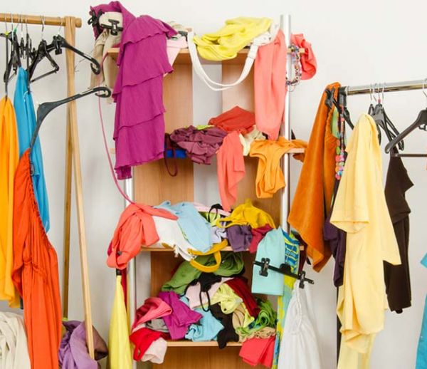 10 astuces pour ranger ses vêtements du jour et les empêcher de traîner partout