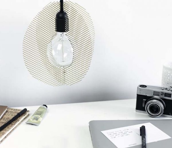 Tuto : Fabriquez une lampe baladeuse grillagée au style minimaliste