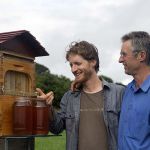 Cedar Anderson (à gauche) et Stuart Anderson (à droite) avec leur invention, Flow Hive.