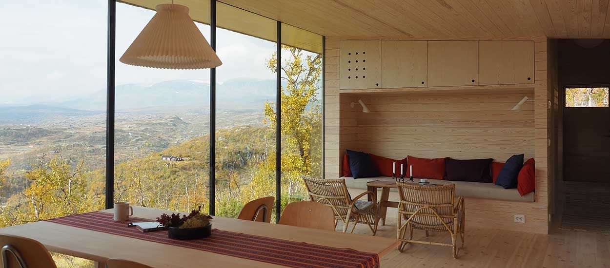 Cette maison en bois minimaliste est dotée d'une vue extraordinaire