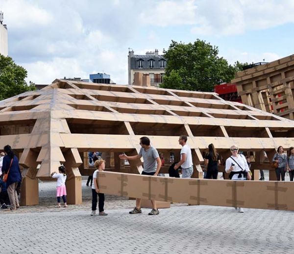 Une ville en carton prend forme en plein Paris et vous pouvez la construire