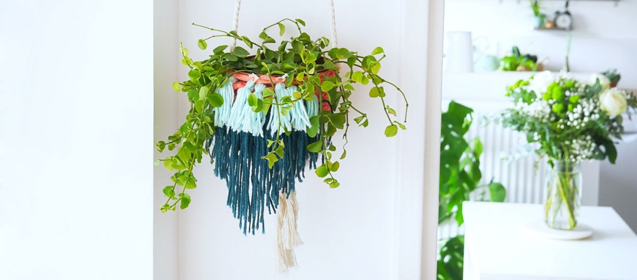 Tuto : Customisez un cache-pot avec du tissage pour des plantes suspendues ambiance bohème