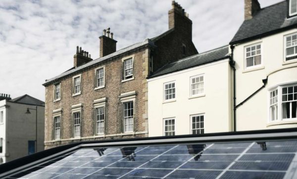 Le Royaume-Uni offre 800 000 panneaux solaires pour venir en aide aux foyers les plus précaires