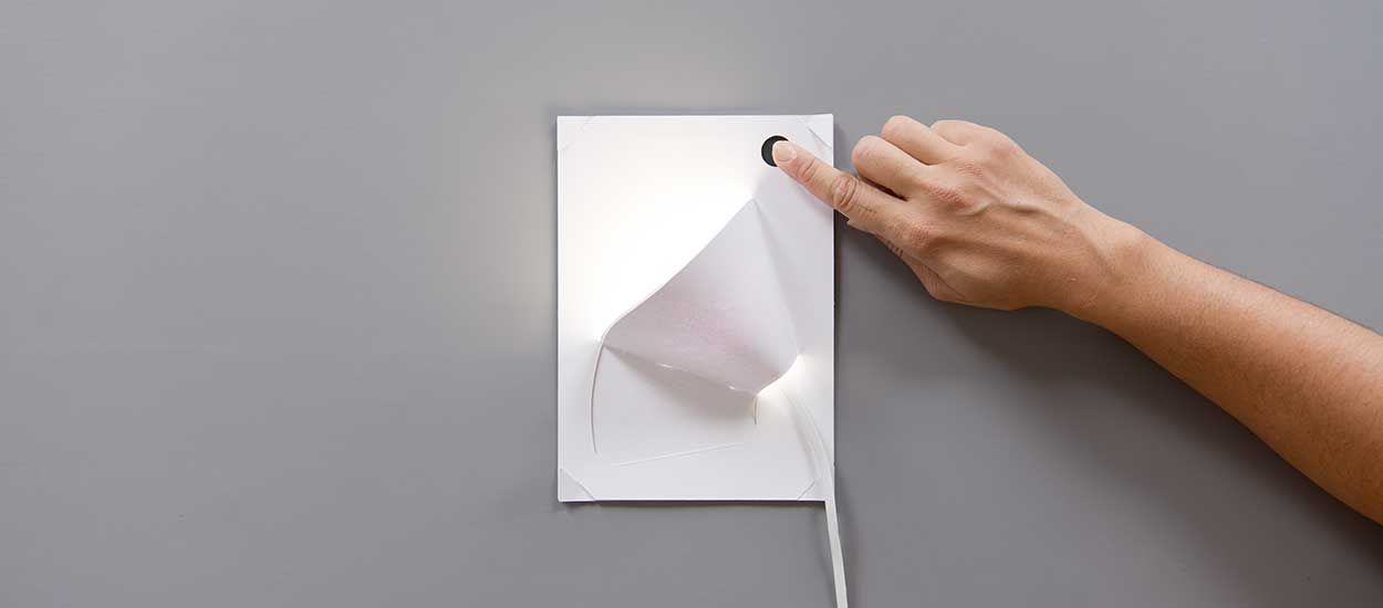 Cette lampe en papier à faire soi-même fonctionne grâce à de la peinture conductrice