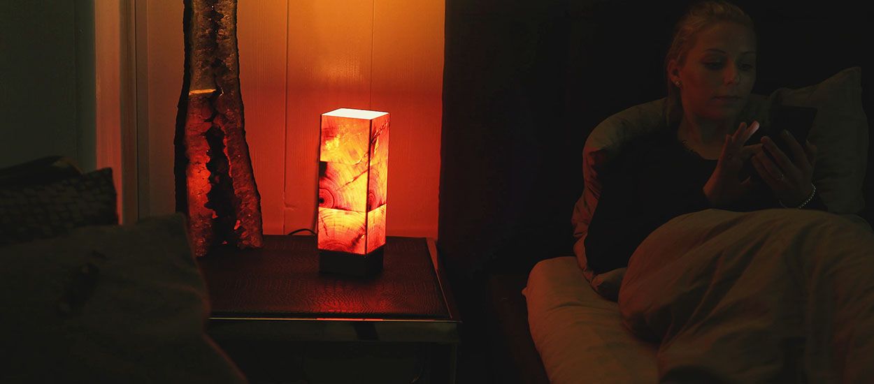 Cette lampe en bois dégage un parfum apaisant pour vous aider à dormir