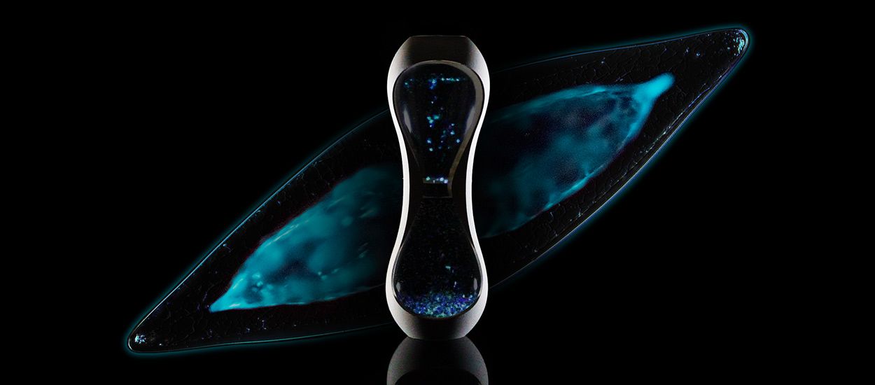 Cette drôle de lampe bioluminescente renferme des microbes qui créent de la lumière
