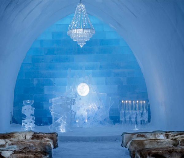Mieux qu'un igloo, le plus grand hôtel de glace du monde à quelques kilomètres du cercle polaire !