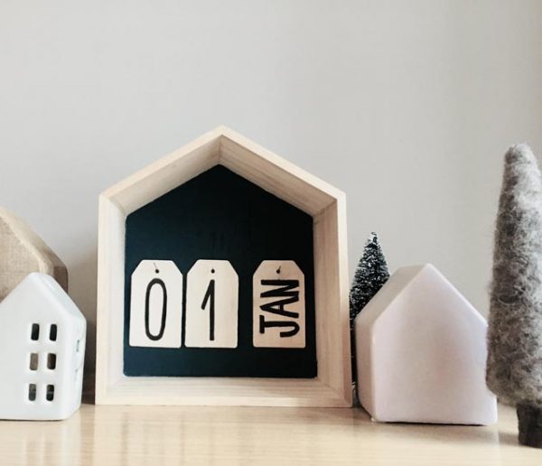 Tuto : Fabriquez un calendrier original en bois brut dans une petite maison !