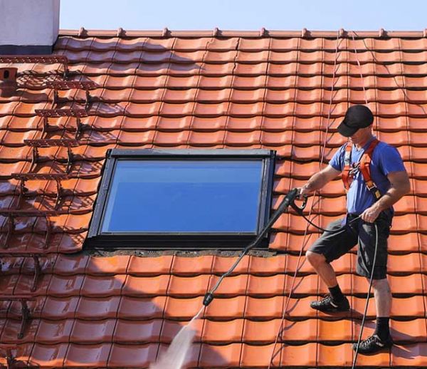 Entretien de votre toiture : 4 étapes indispensables pour éviter la tuile