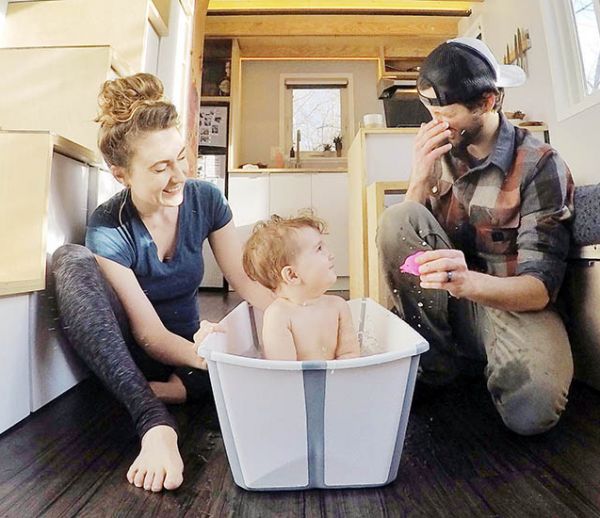Ce couple prouve qu'il est possible de vivre avec un bébé dans une tiny house