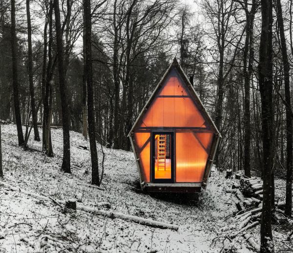 Découvrez l'intérieur chaleureux de cette tiny house en matériaux récup'