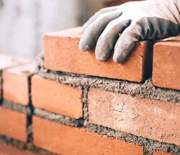 Elon Musk va commercialiser des briques en terre pour construire des maisons à faible coût