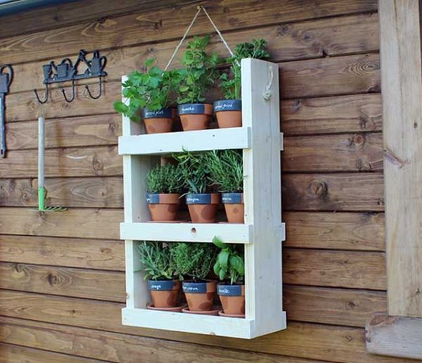 Tuto : Fabriquez une étagère pour planter vos aromatiques dans le jardin