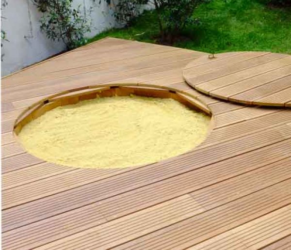 La bonne idée à piquer : le bac à sable avec couvercle intégré à la terrasse