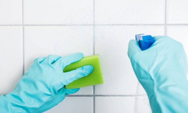 10 astuces pour nettoyer les joints de votre douche sans frotter pendant des heures