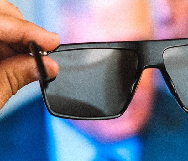 On a trouvé la solution parfaite pour réussir sa detox digitale : des lunettes qui bloquent les écrans !