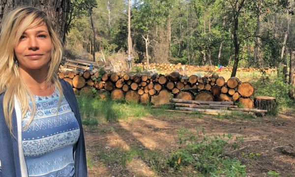 Alicia, 26 ans, vit dans la forêt toute l'année pour reprendre contact avec la nature