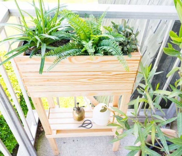 Tuto : Fabriquez une jardinière avec tablette pour ranger le matériel d'entretien de vos plantes