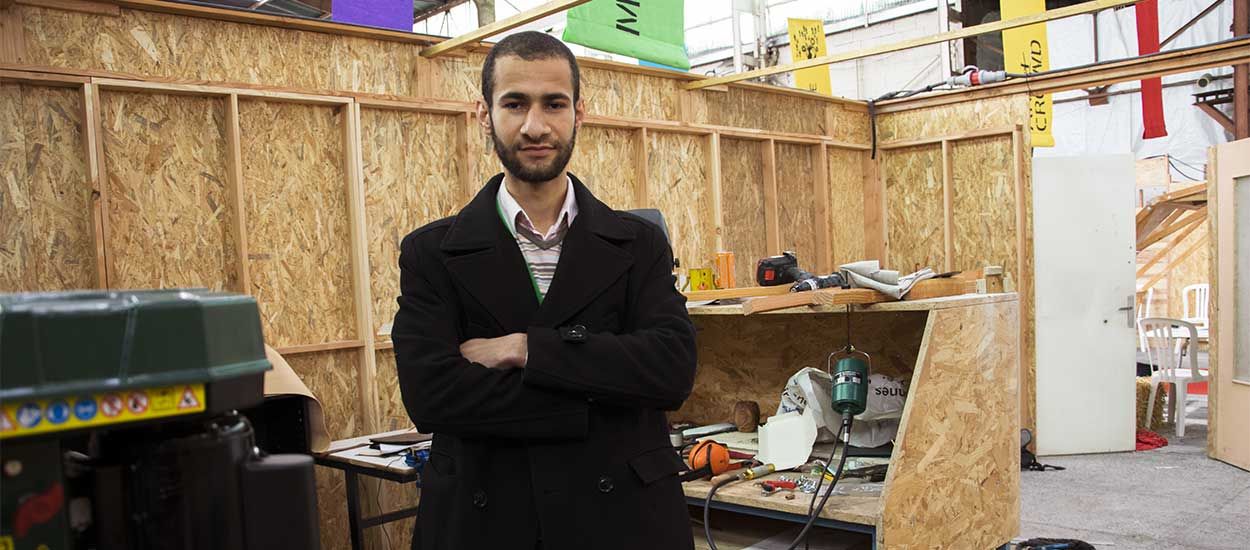 Yassin a créé un abri d'urgence à monter en 40 minutes pour les personnes sans-abri