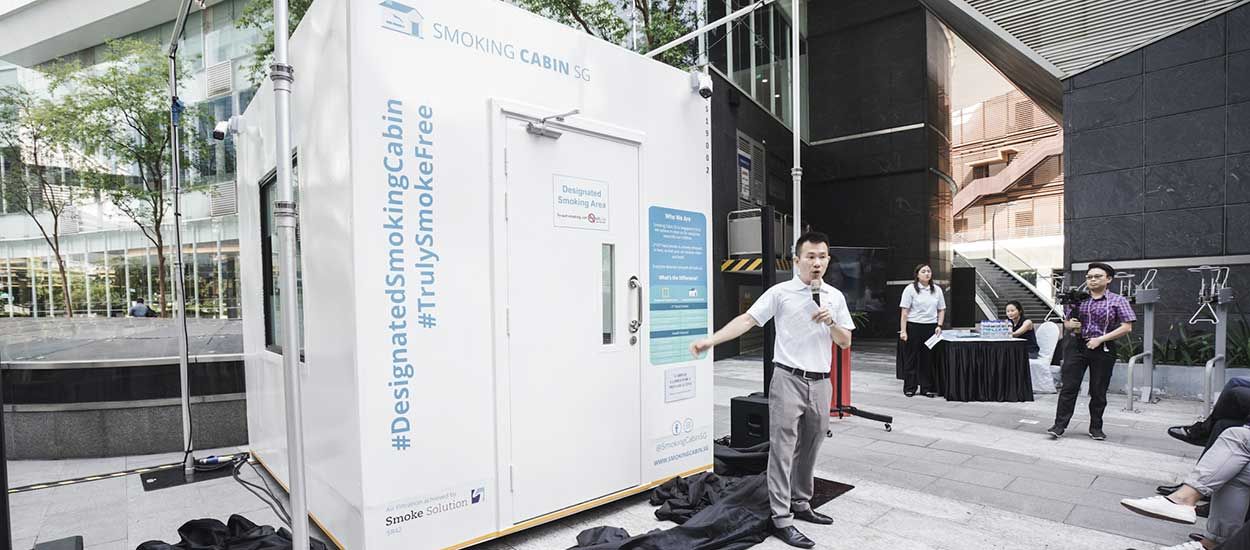 Singapour installe des cabines de rue pour les fumeurs
