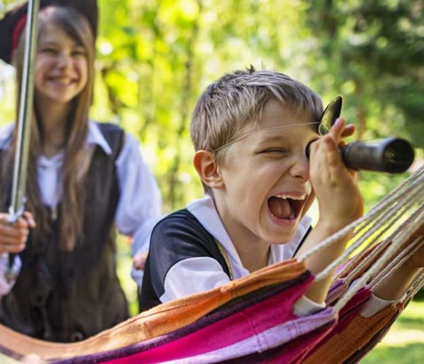 10 idées de jeux pour faire vivre l'aventure à vos enfants dans le jardin