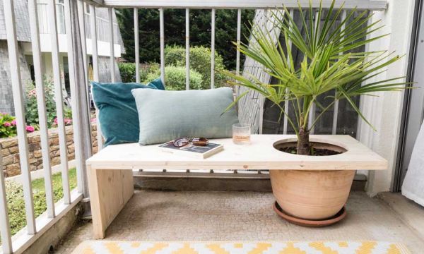 Tuto : Fabriquez un banc d'extérieur avec un pot intégré pour votre plante préférée