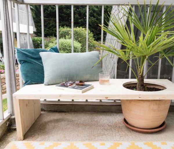 Tuto : Fabriquez un banc d'extérieur avec un pot intégré pour votre plante préférée