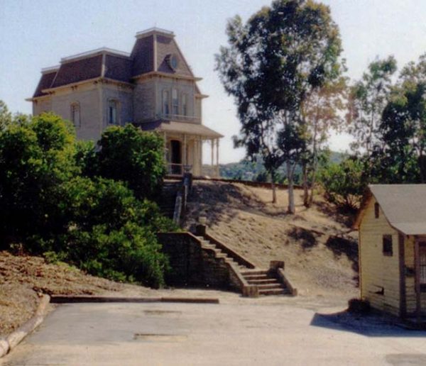 Allez-vous reconnaître ces maisons de films d'horreur célèbres ?
