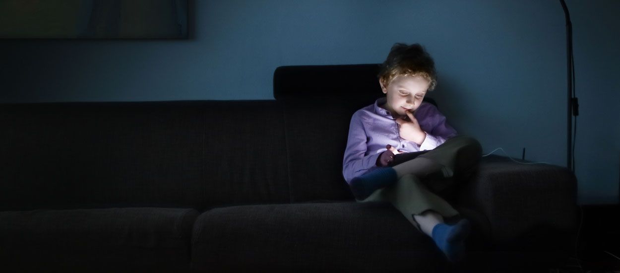 Pour que vos enfants passent moins de temps sur leurs écrans, lâchez votre smartphone !